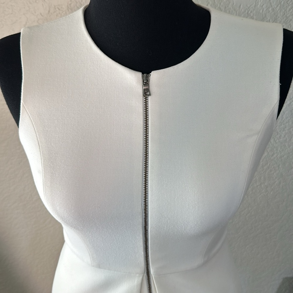 BCBGMAXAZRIA Womens Abrielle Sleeveless Peplum Top in White XS - Picture 4 of 13
